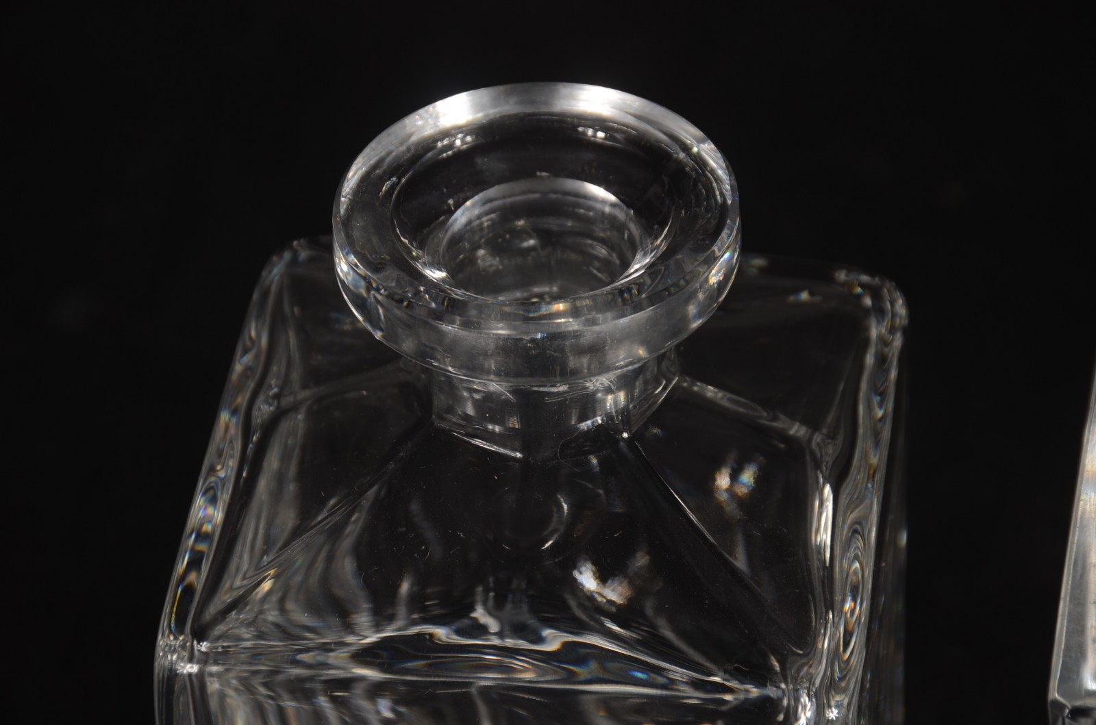 Duas garrafas de cristal, sendo uma lisa feitio retangular e outra... - foto 6 de 8