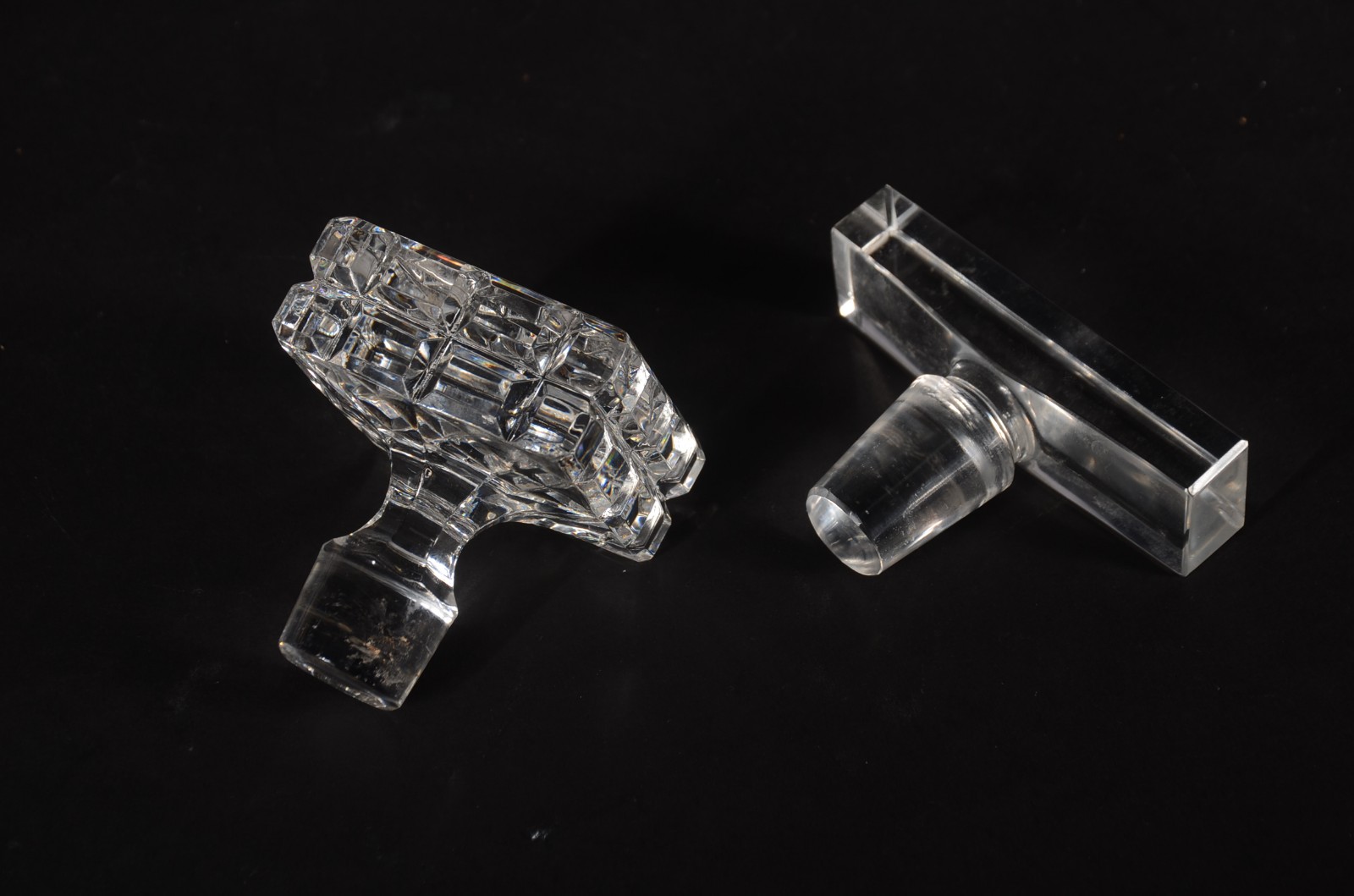 Duas garrafas de cristal, sendo uma lisa feitio retangular e outra... - foto 7 de 8