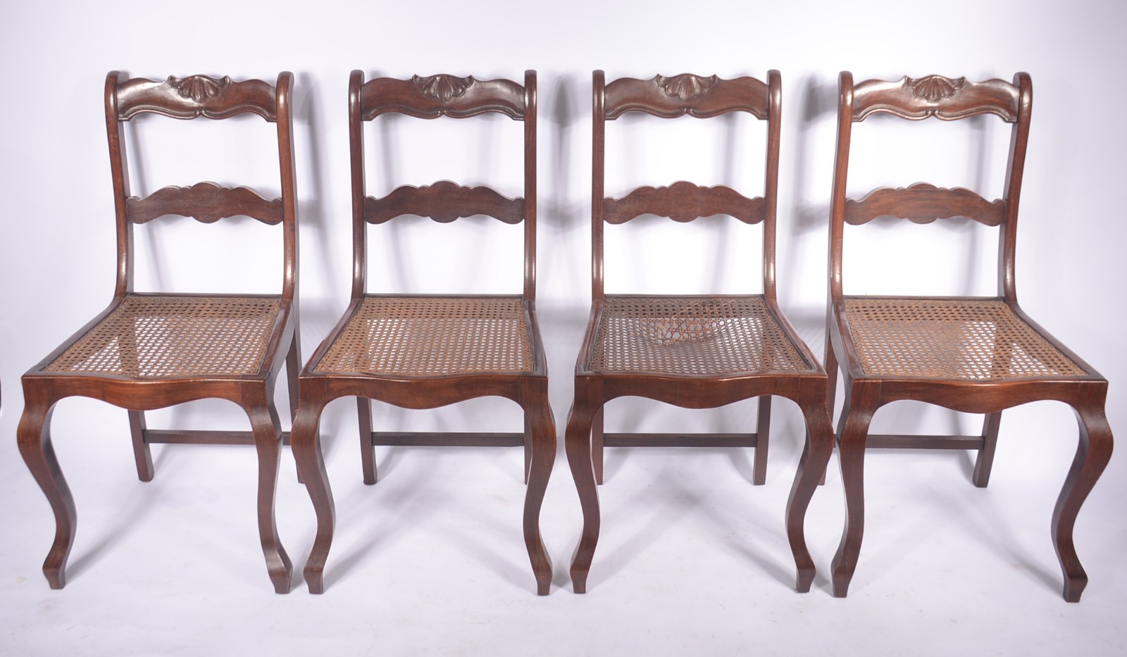 Conjunto com 4 cadeiras de madeira nobre para sala de jantar... - foto 1 de 9