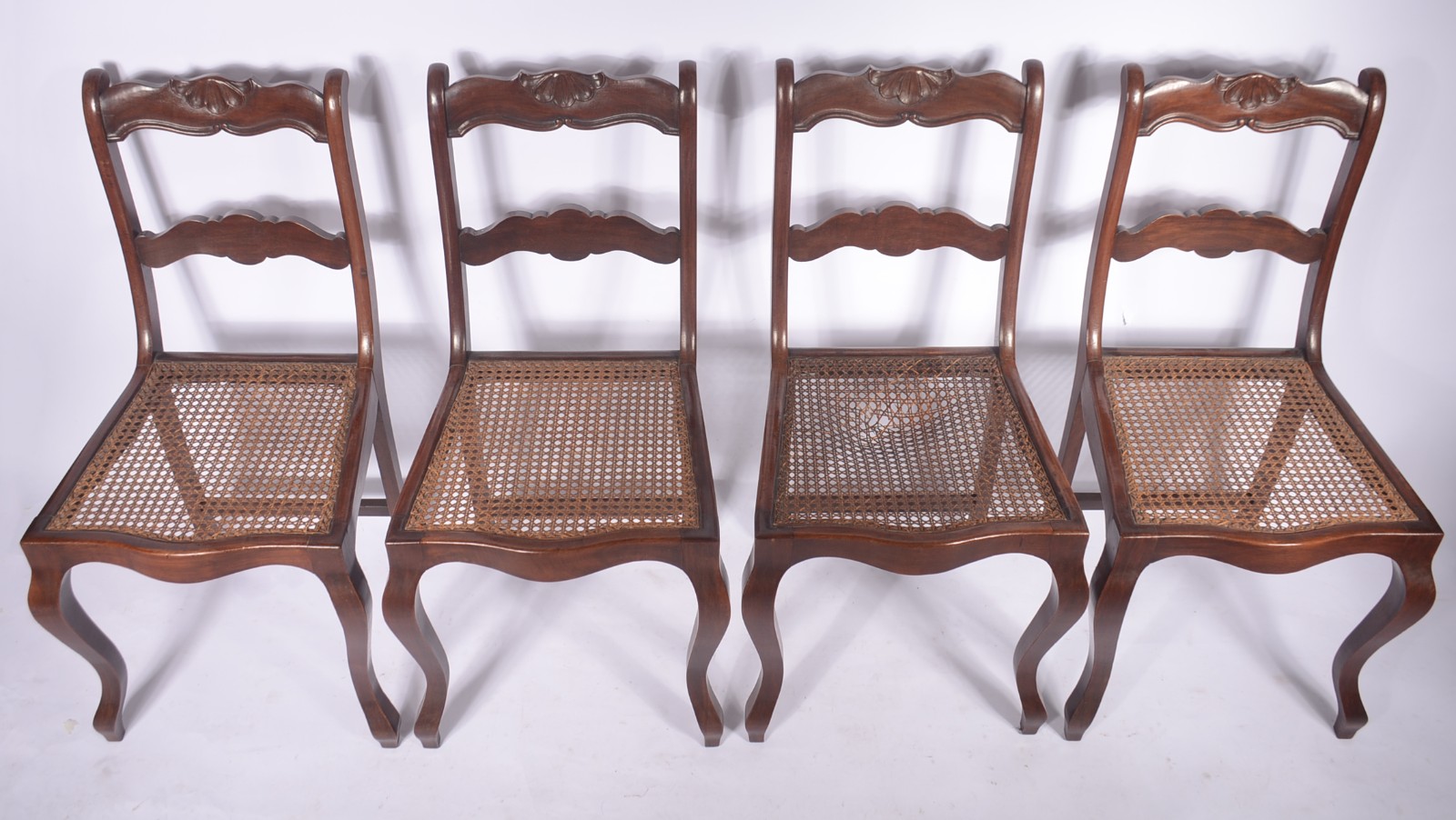 Conjunto com 4 cadeiras de madeira nobre para sala de jantar... - foto 2 de 9
