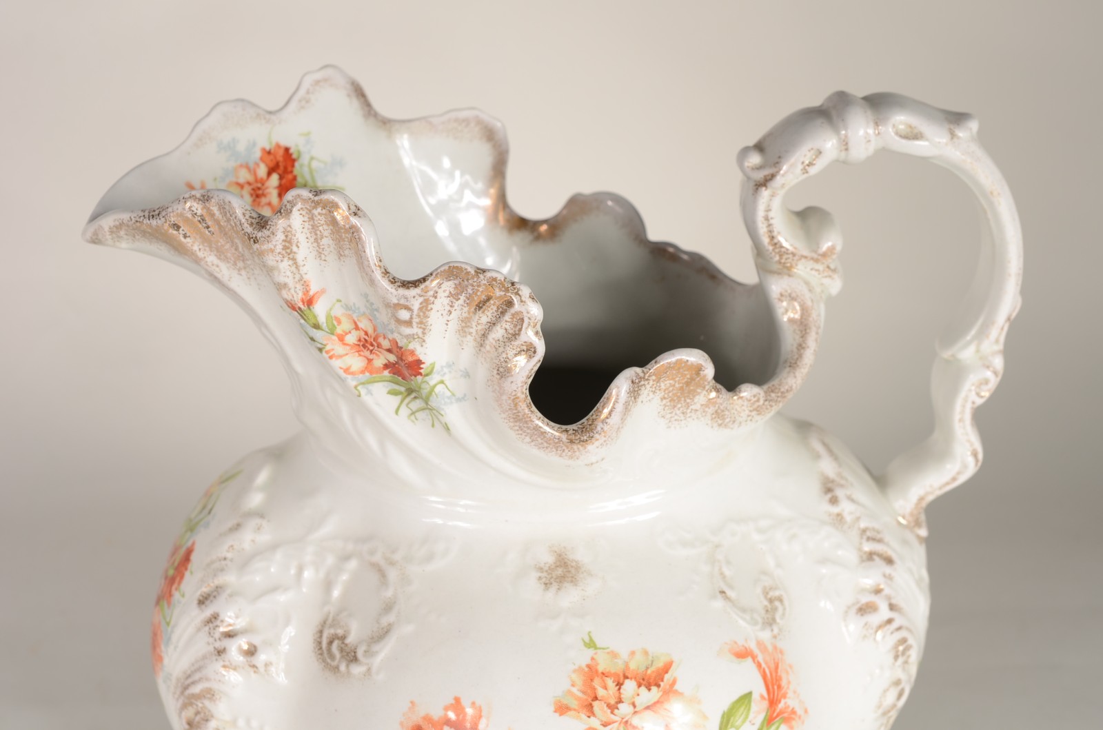 Gomil de porcelana inglesa J&G Meakin, fundo branco com flores em... - foto 5 de 7