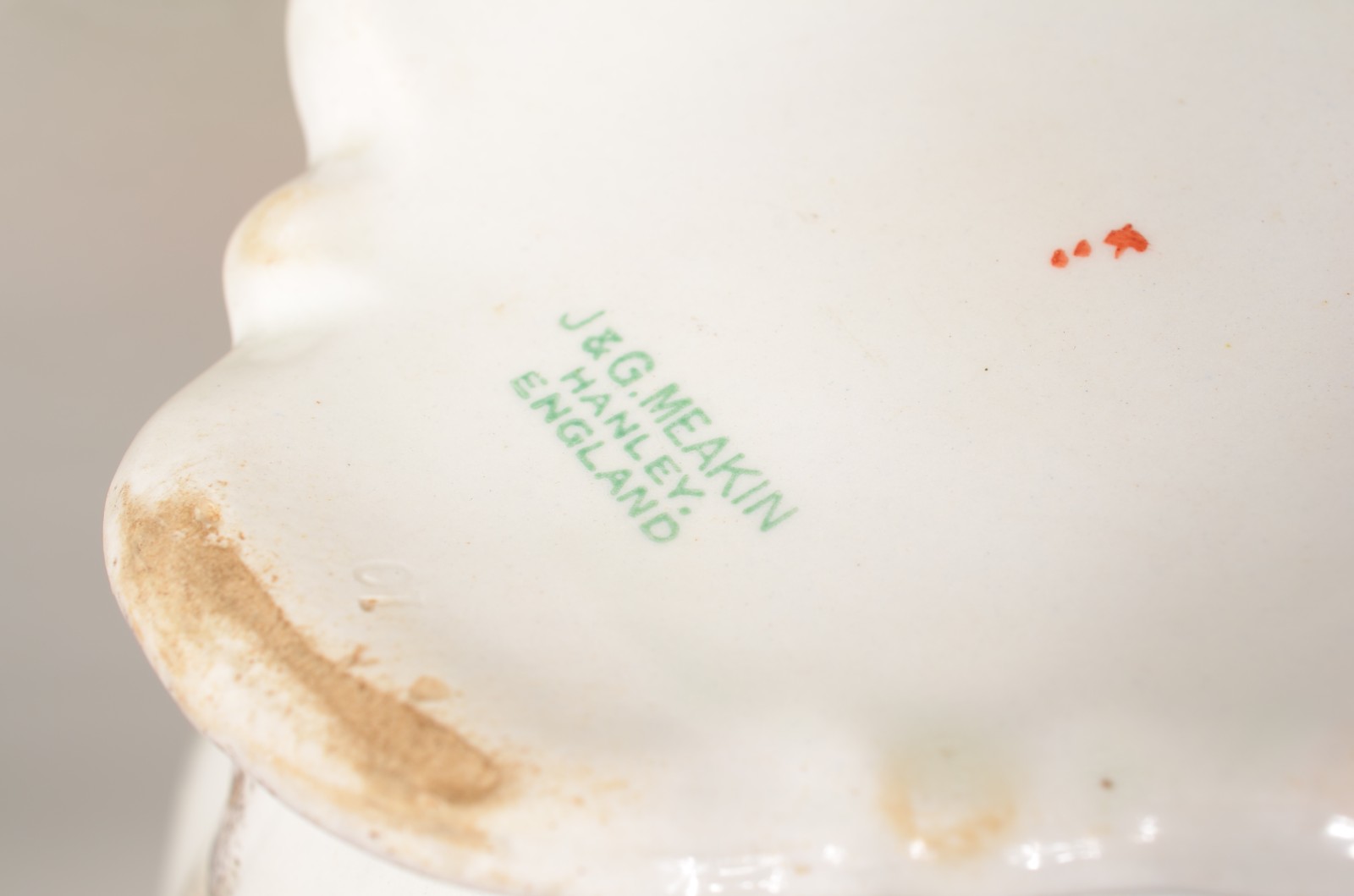 Gomil de porcelana inglesa J&G Meakin, fundo branco com flores em... - foto 7 de 7