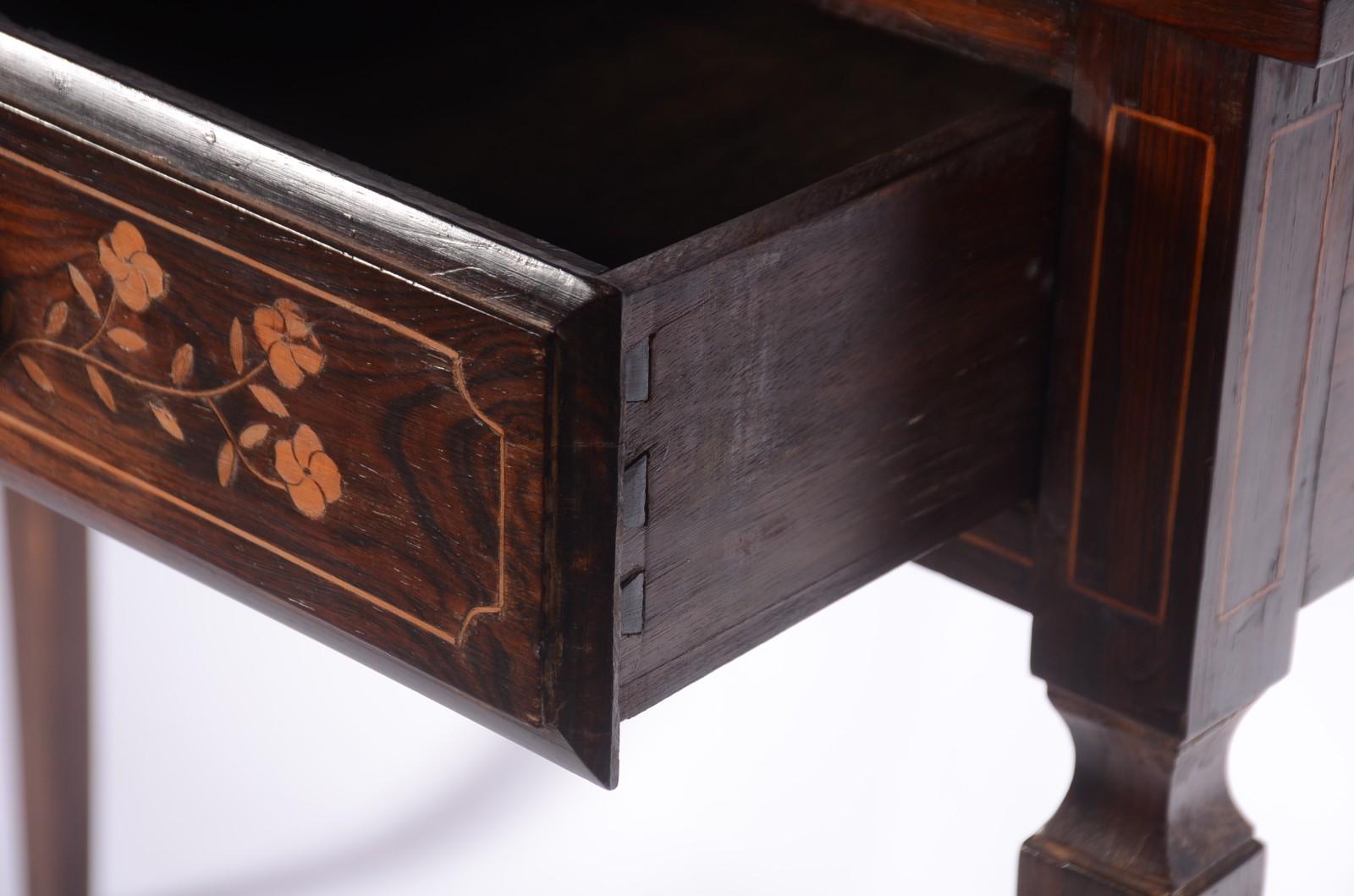 Mesa retangular de madeira nobre filetada, estilo Dona Maria, duas... - foto 4 de 9