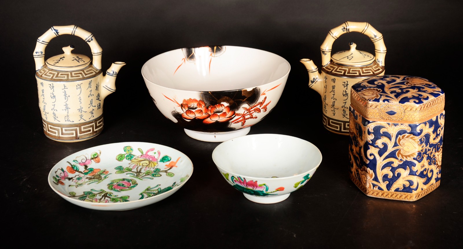 Seis peças diversas de porcelana oriental, sendo: dois bules, dois... - foto 1 de 10