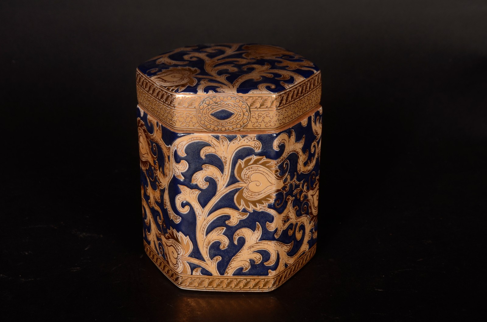 Seis peças diversas de porcelana oriental, sendo: dois bules, dois... - foto 8 de 10