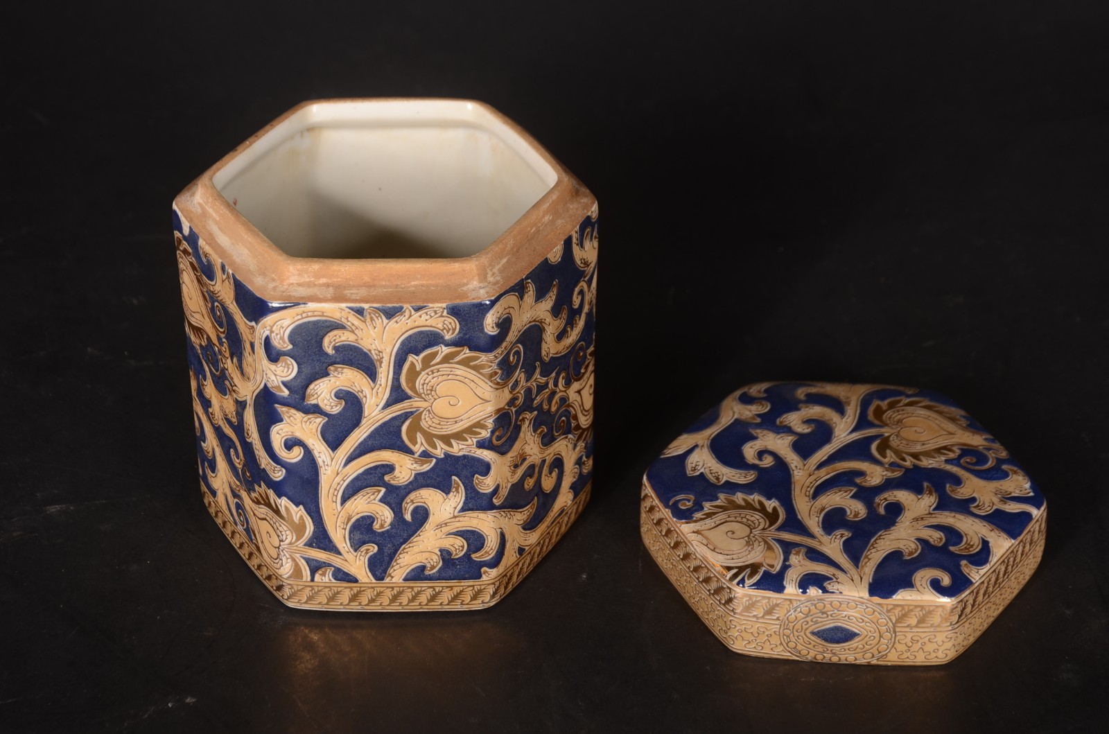 Seis peças diversas de porcelana oriental, sendo: dois bules, dois... - foto 9 de 10