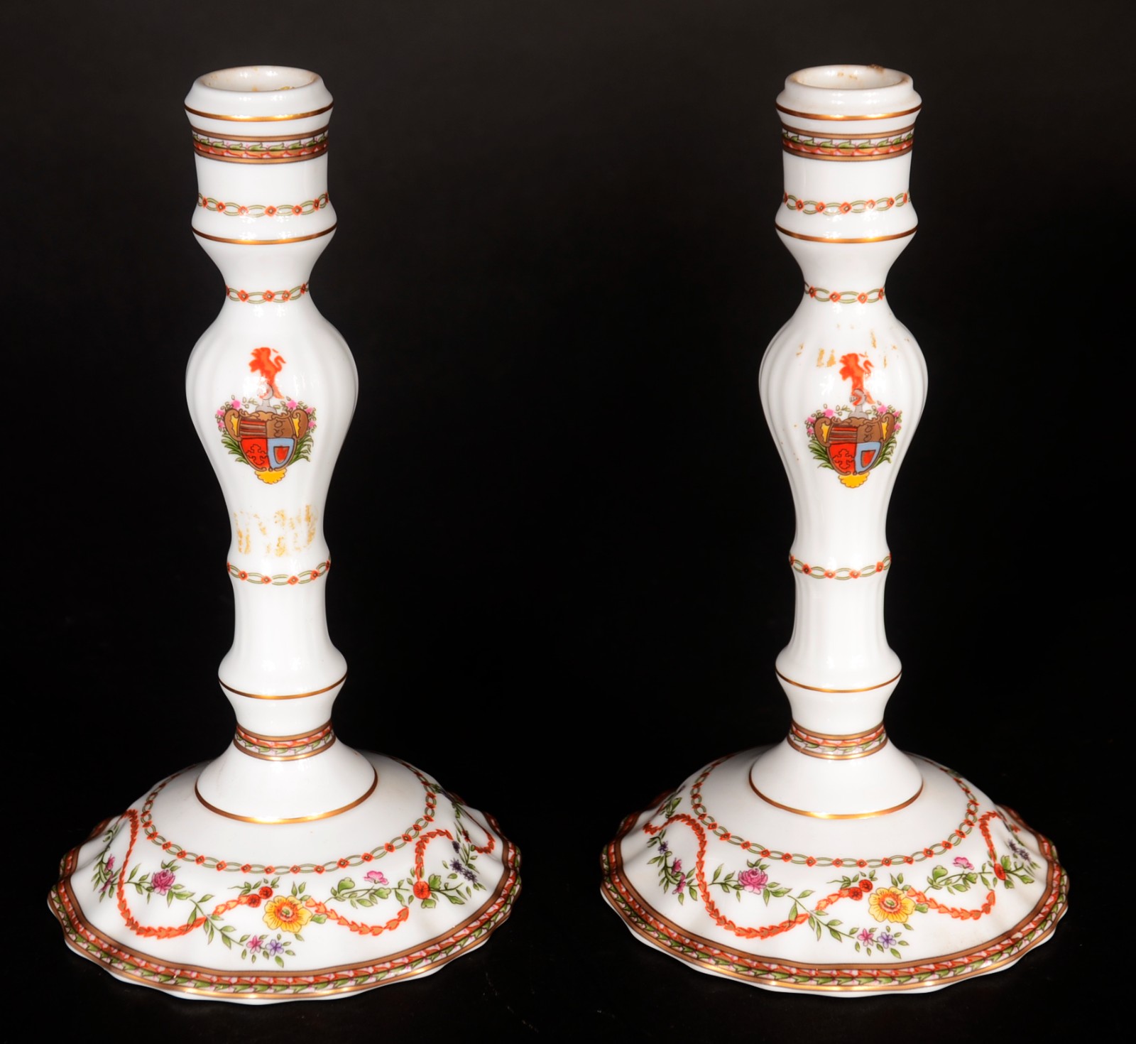 Quatro peças, sendo: par de castiçais de porcelana portuguesa NG... - foto 2 de 10