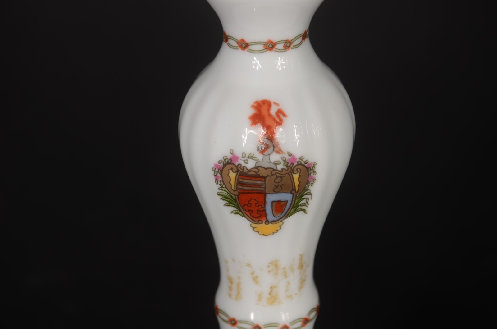 Quatro peças, sendo: par de castiçais de porcelana portuguesa NG... - foto 3 de 10