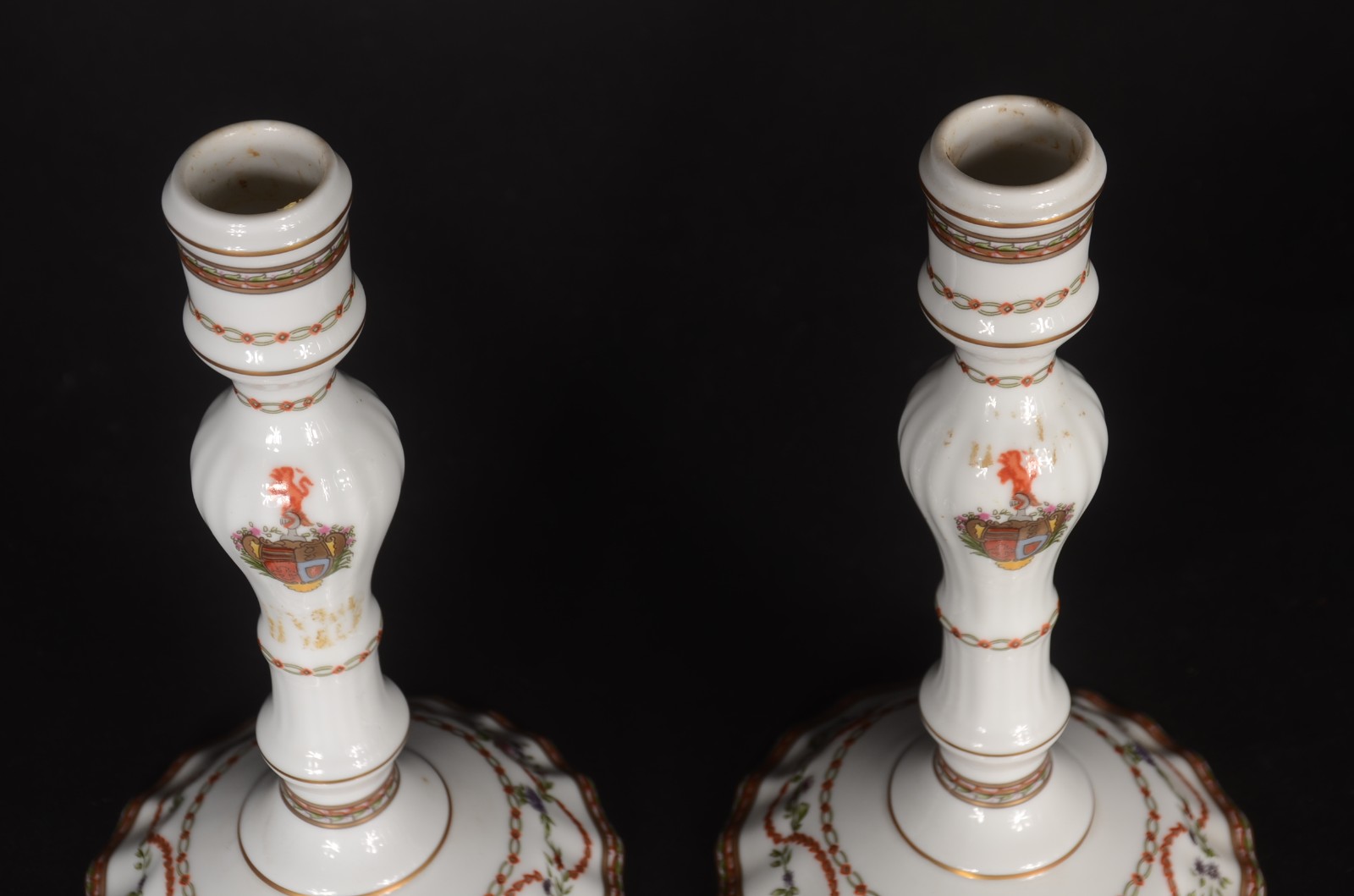 Quatro peças, sendo: par de castiçais de porcelana portuguesa NG... - foto 4 de 10