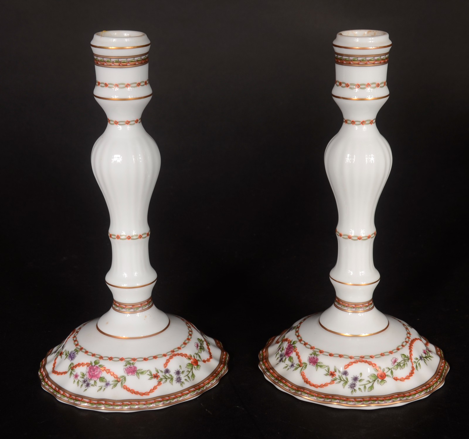 Quatro peças, sendo: par de castiçais de porcelana portuguesa NG... - foto 5 de 10