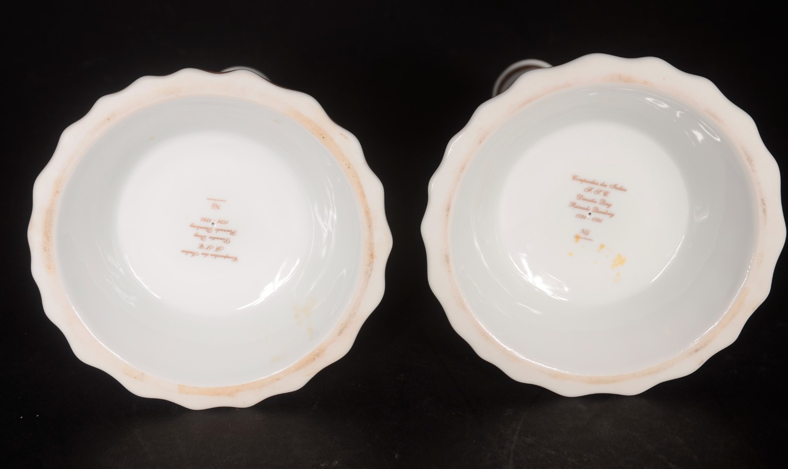Quatro peças, sendo: par de castiçais de porcelana portuguesa NG... - foto 6 de 10