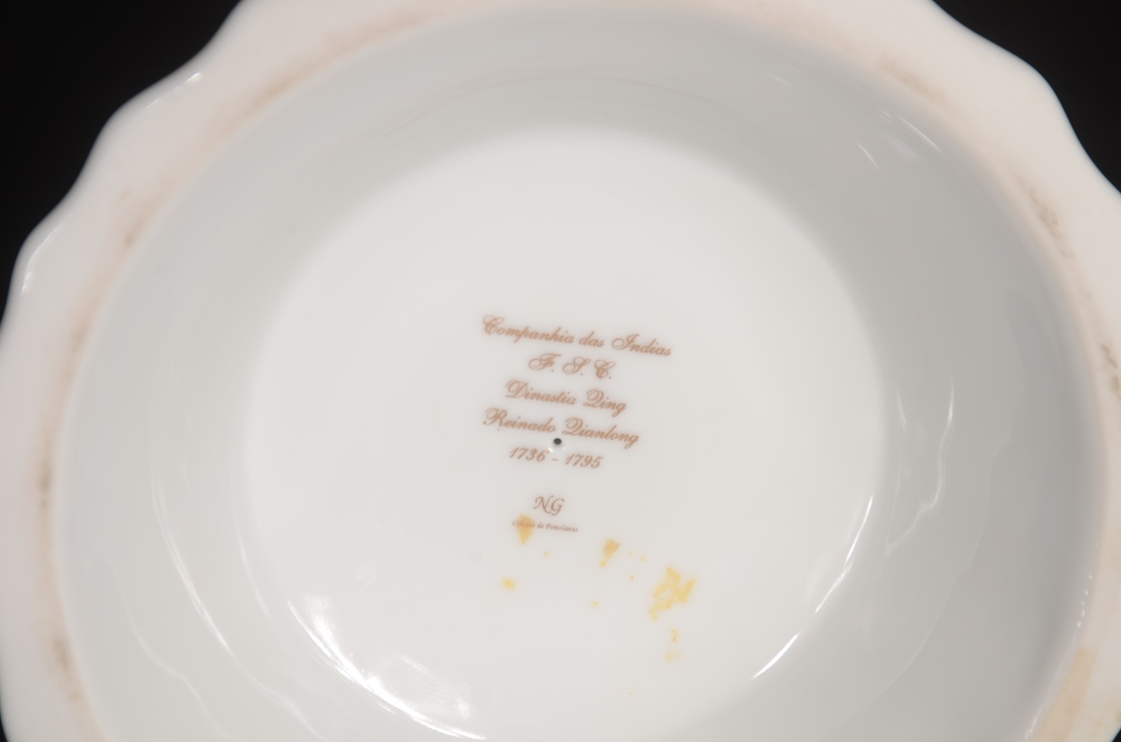 Quatro peças, sendo: par de castiçais de porcelana portuguesa NG... - foto 7 de 10