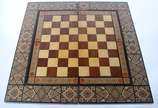 Mesa de jogo marroquina de madeira com incrusta... - Mesa de jogo marroquina de madeira com incrustações, tampo dobrável com tabuleiros para gamão, damas/xadrez e cartas. Desgastes.