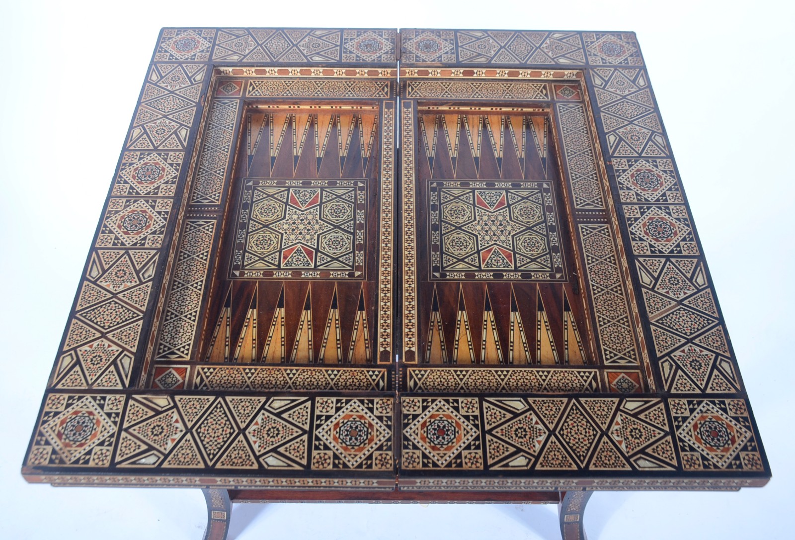 Mesa de jogo marroquina de madeira com incrustações, tampo dobrável... - foto 3 de 11