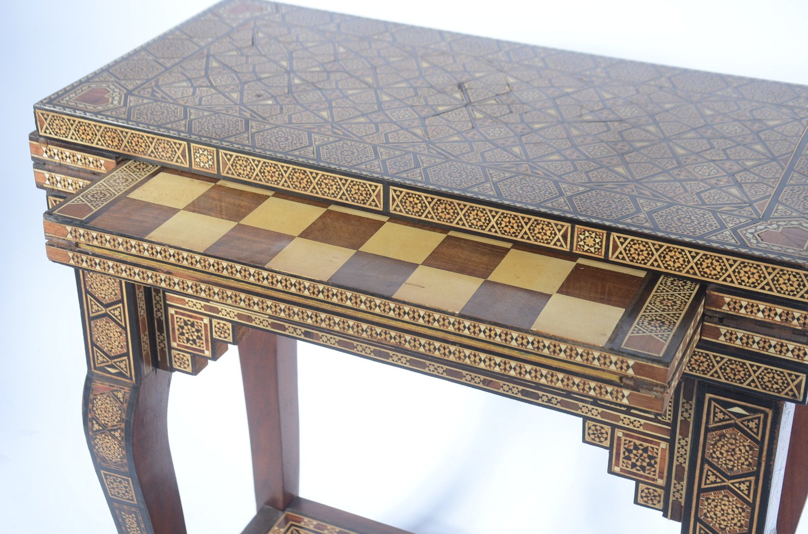 Mesa de jogo marroquina de madeira com incrustações, tampo dobrável... - foto 7 de 11