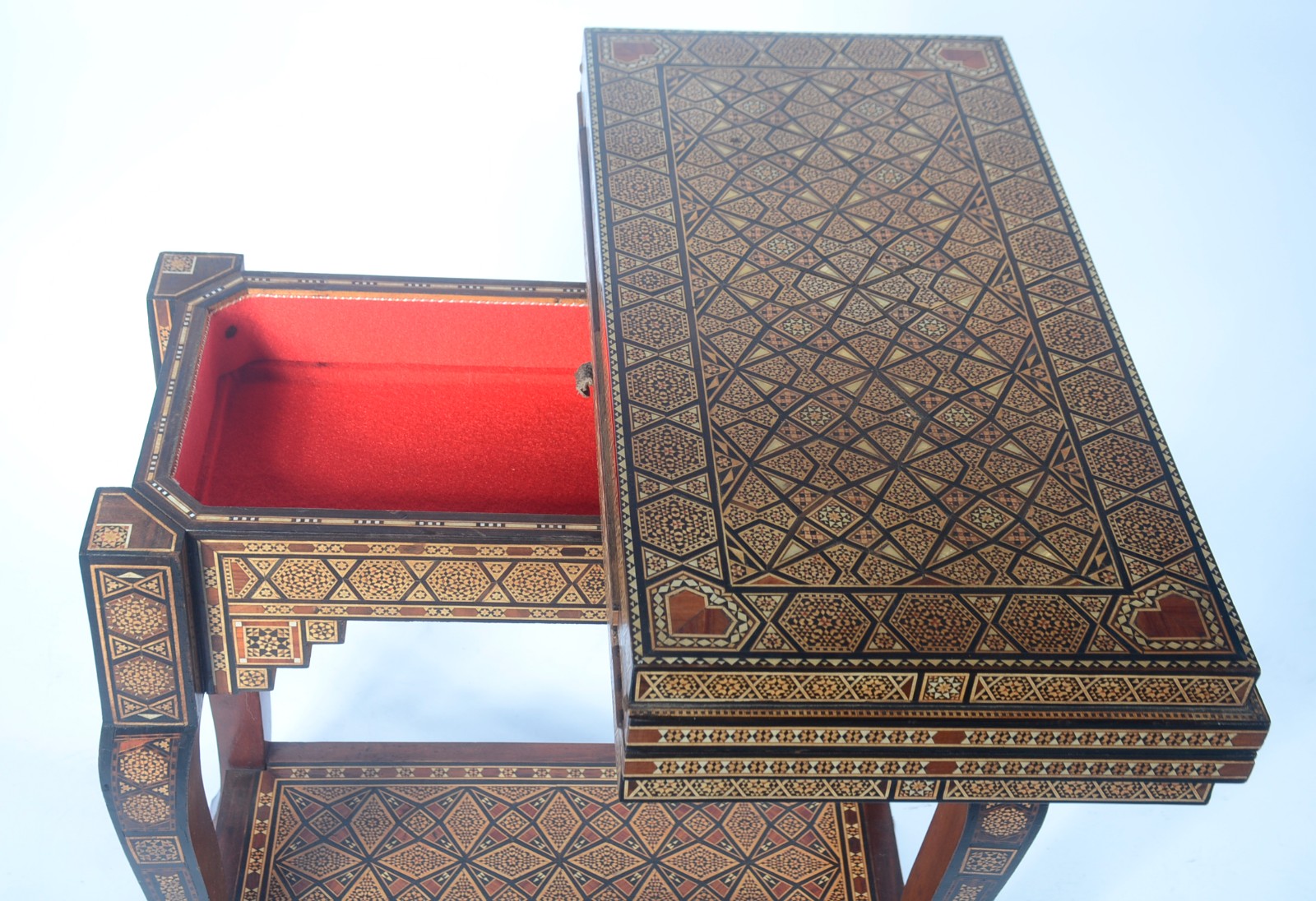 Mesa de jogo marroquina de madeira com incrustações, tampo dobrável... - foto 10 de 11