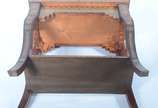 Mesa de jogo marroquina de madeira com incrusta... - Mesa de jogo marroquina de madeira com incrustações, tampo dobrável com tabuleiros para gamão, damas/xadrez e cartas. Desgastes.