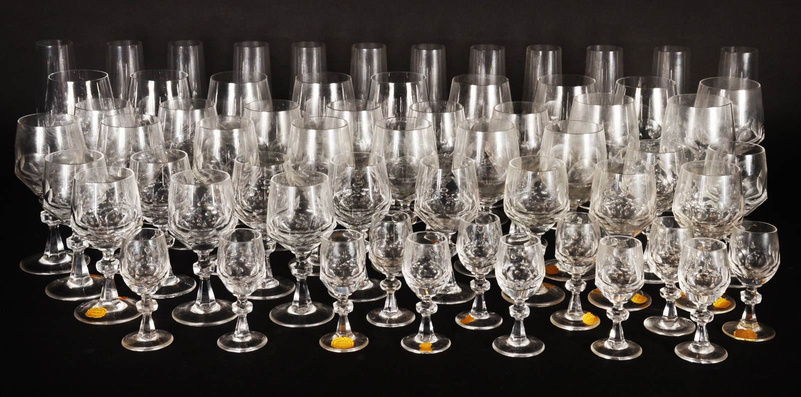 Serviço de cristal Hering com bases facetadas, composto de: 12 flutes... - foto 1 de 7