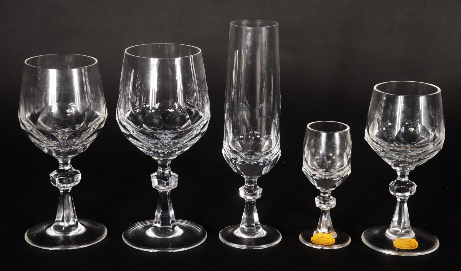 Serviço de cristal Hering com bases facetadas, composto de: 12 flutes... - foto 2 de 7