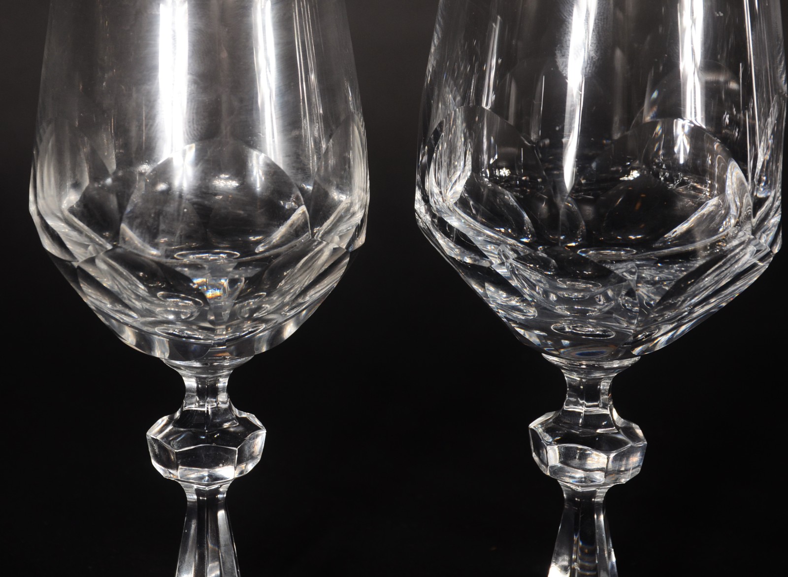 Serviço de cristal Hering com bases facetadas, composto de: 12 flutes... - foto 3 de 7