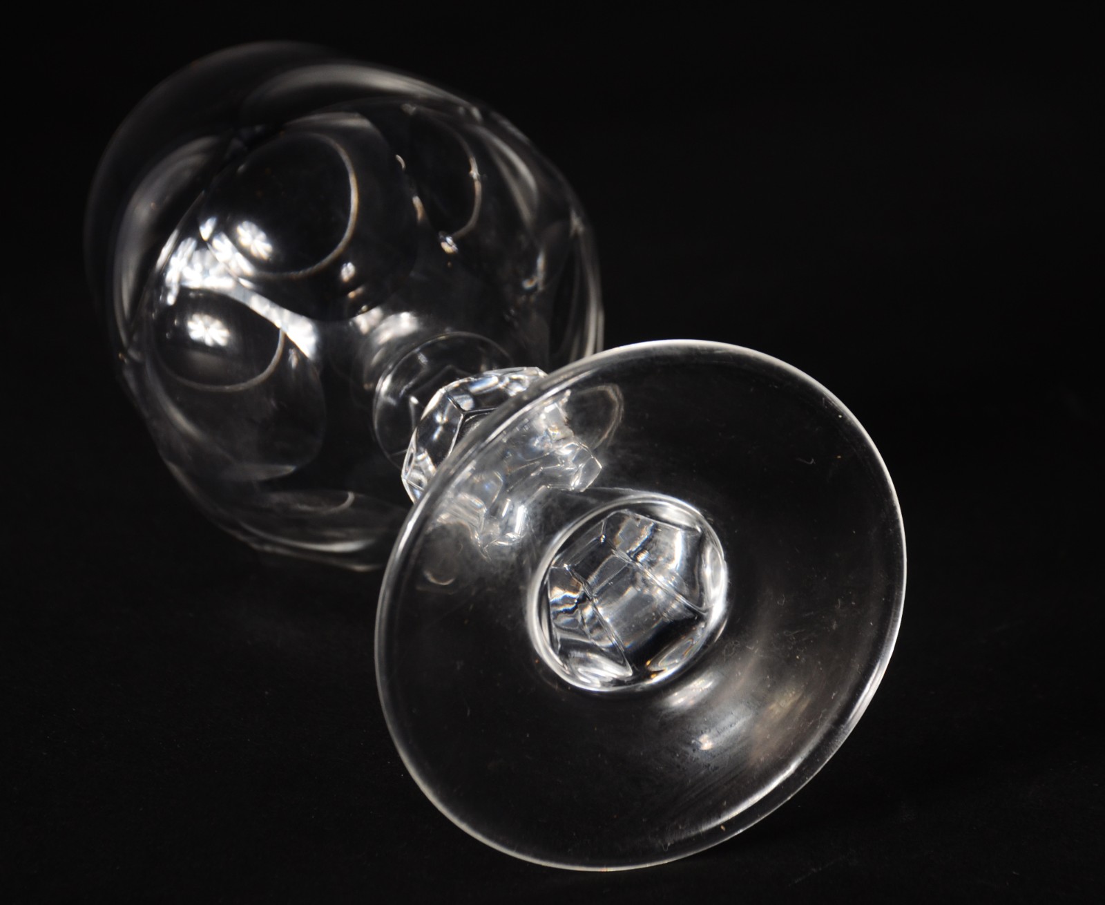 Serviço de cristal Hering com bases facetadas, composto de: 12 flutes... - foto 4 de 7