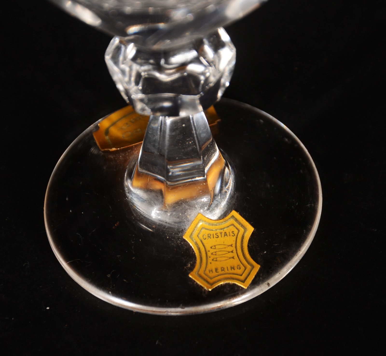 Serviço de cristal Hering com bases facetadas, composto de: 12 flutes... - foto 6 de 7