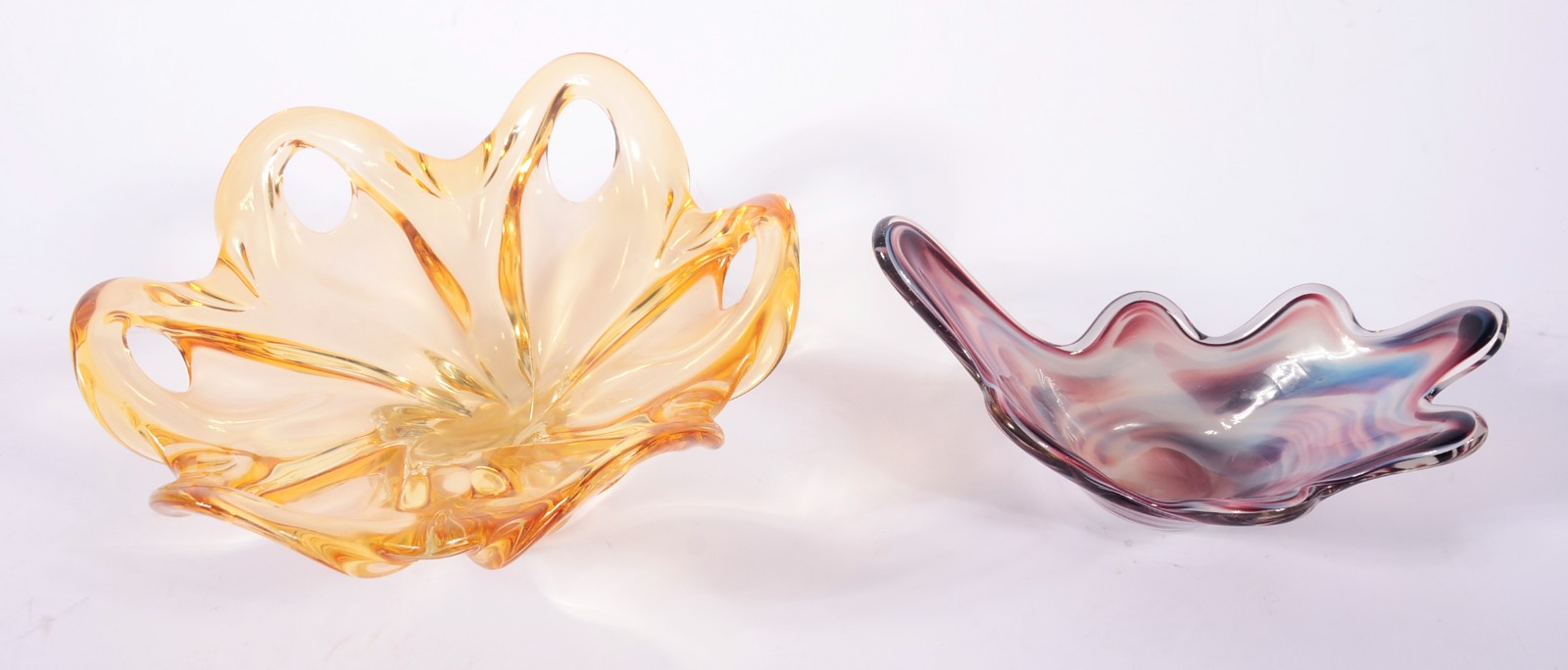 Duas peças decorativas de murano, sendo uma na cor âmbar com vazados... - foto 1 de 6