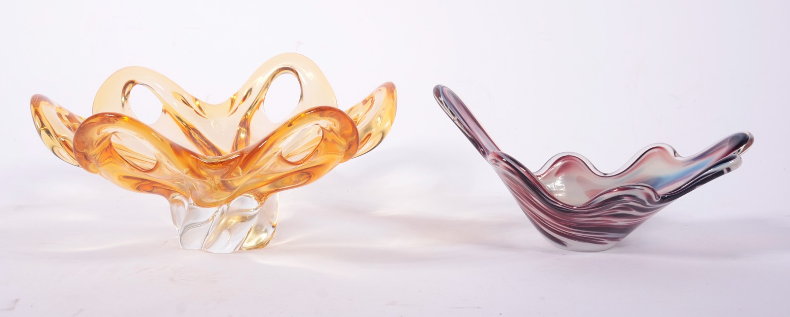 Duas peças decorativas de murano, sendo uma na cor âmbar com vazados... - foto 2 de 6