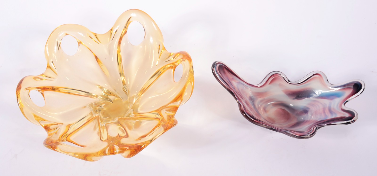 Duas peças decorativas de murano, sendo uma na cor âmbar com vazados... - foto 3 de 6