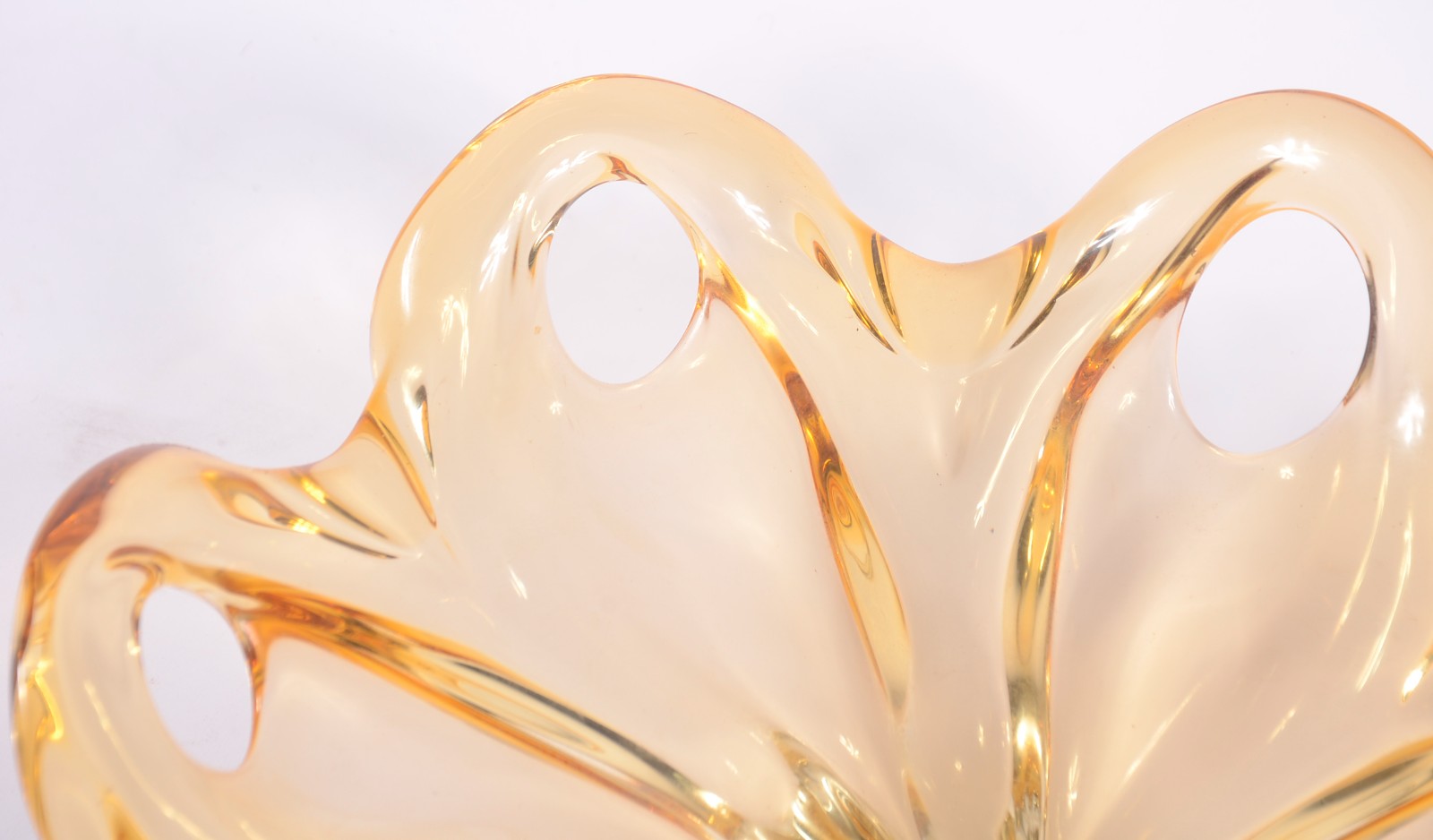 Duas peças decorativas de murano, sendo uma na cor âmbar com vazados... - foto 4 de 6