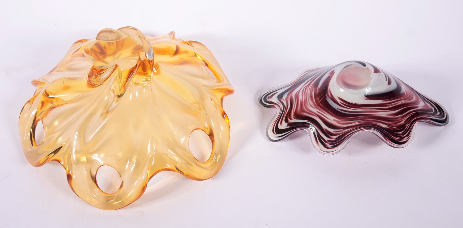 Duas peças decorativas de murano, sendo uma na cor âmbar com vazados... - foto 6 de 6