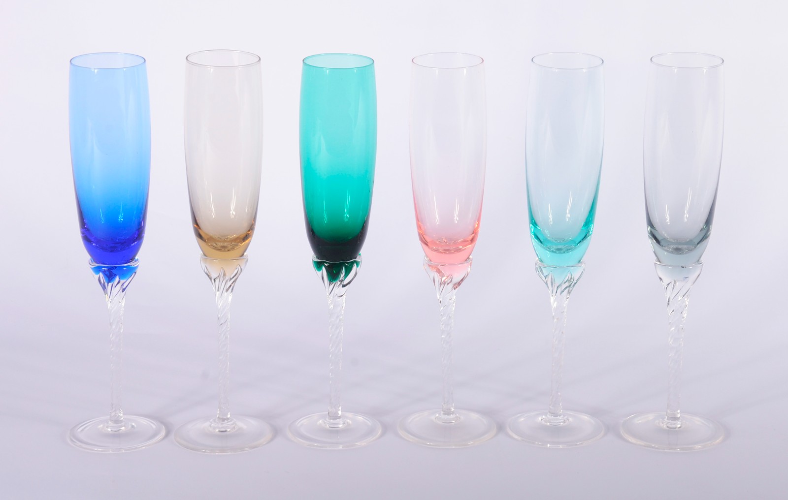 Seis flutes para champagne de vidro colorido. - foto 1 de 5