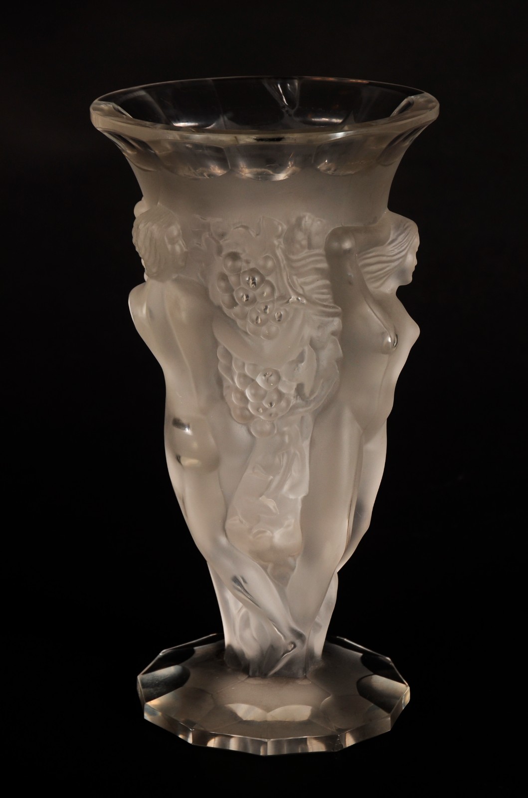 Vaso de cristal acetinado decorado com figuras femininas em relevo... - foto 1 de 8