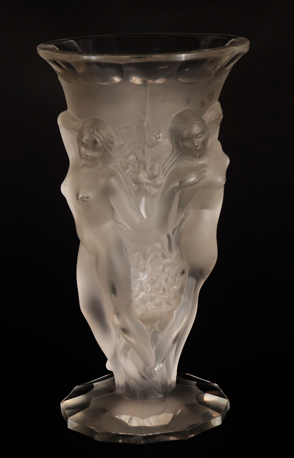 Vaso de cristal acetinado decorado com figuras femininas em relevo... - foto 2 de 8