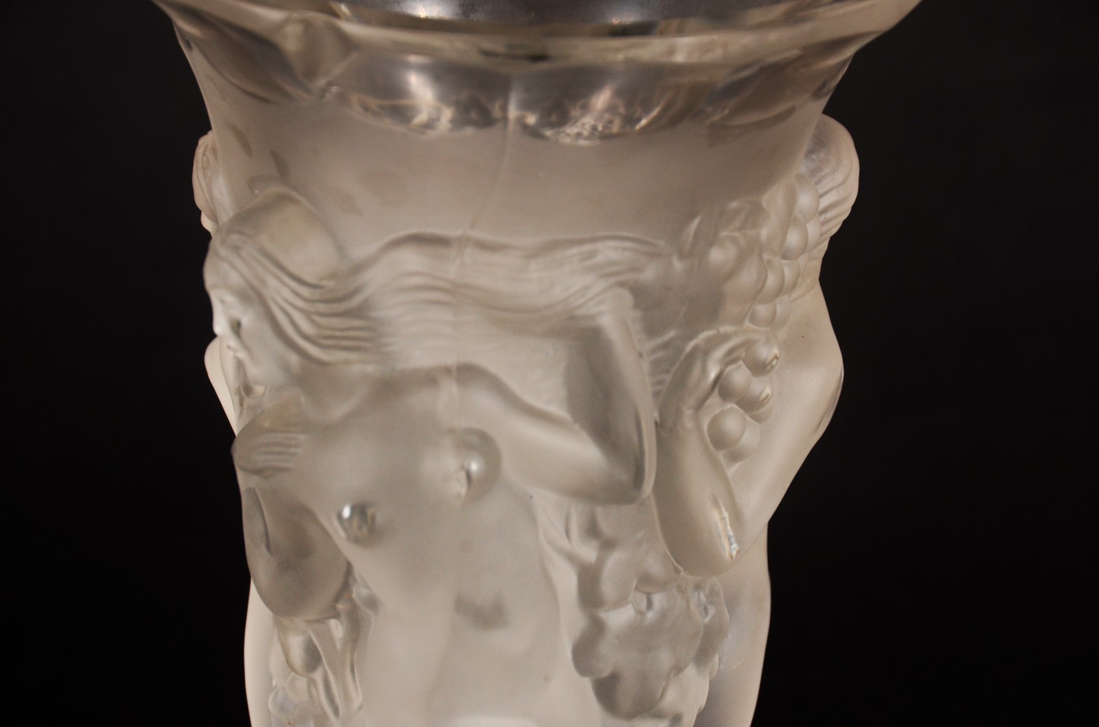 Vaso de cristal acetinado decorado com figuras femininas em relevo... - foto 3 de 8