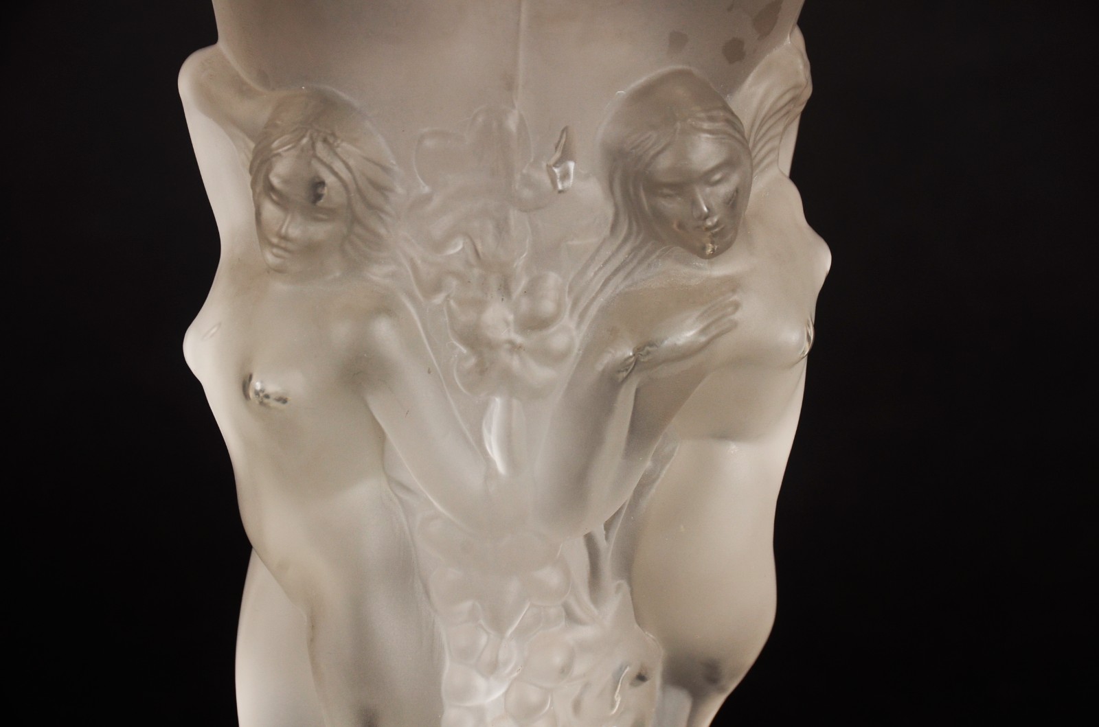 Vaso de cristal acetinado decorado com figuras femininas em relevo... - foto 4 de 8