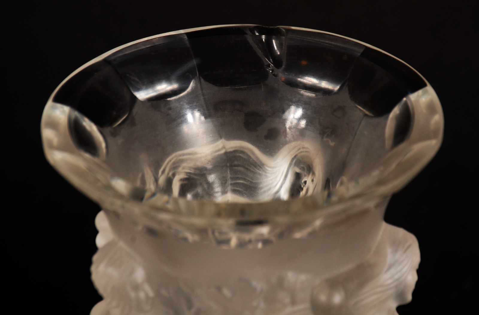 Vaso de cristal acetinado decorado com figuras femininas em relevo... - foto 5 de 8