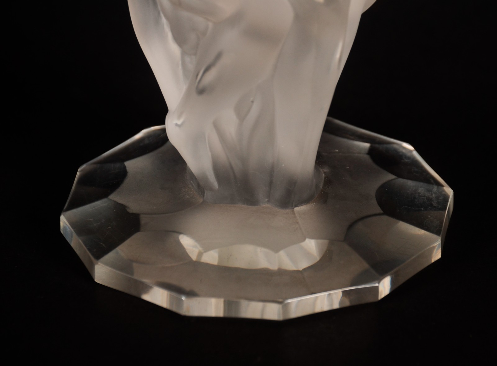 Vaso de cristal acetinado decorado com figuras femininas em relevo... - foto 6 de 8