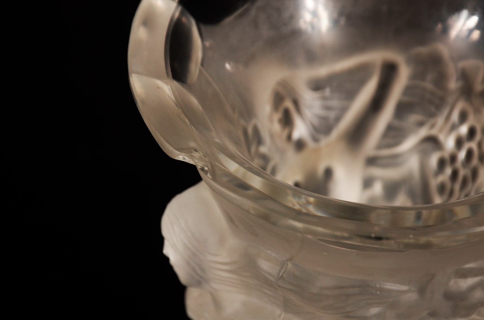 Vaso de cristal acetinado decorado com figuras femininas em relevo... - foto 7 de 8