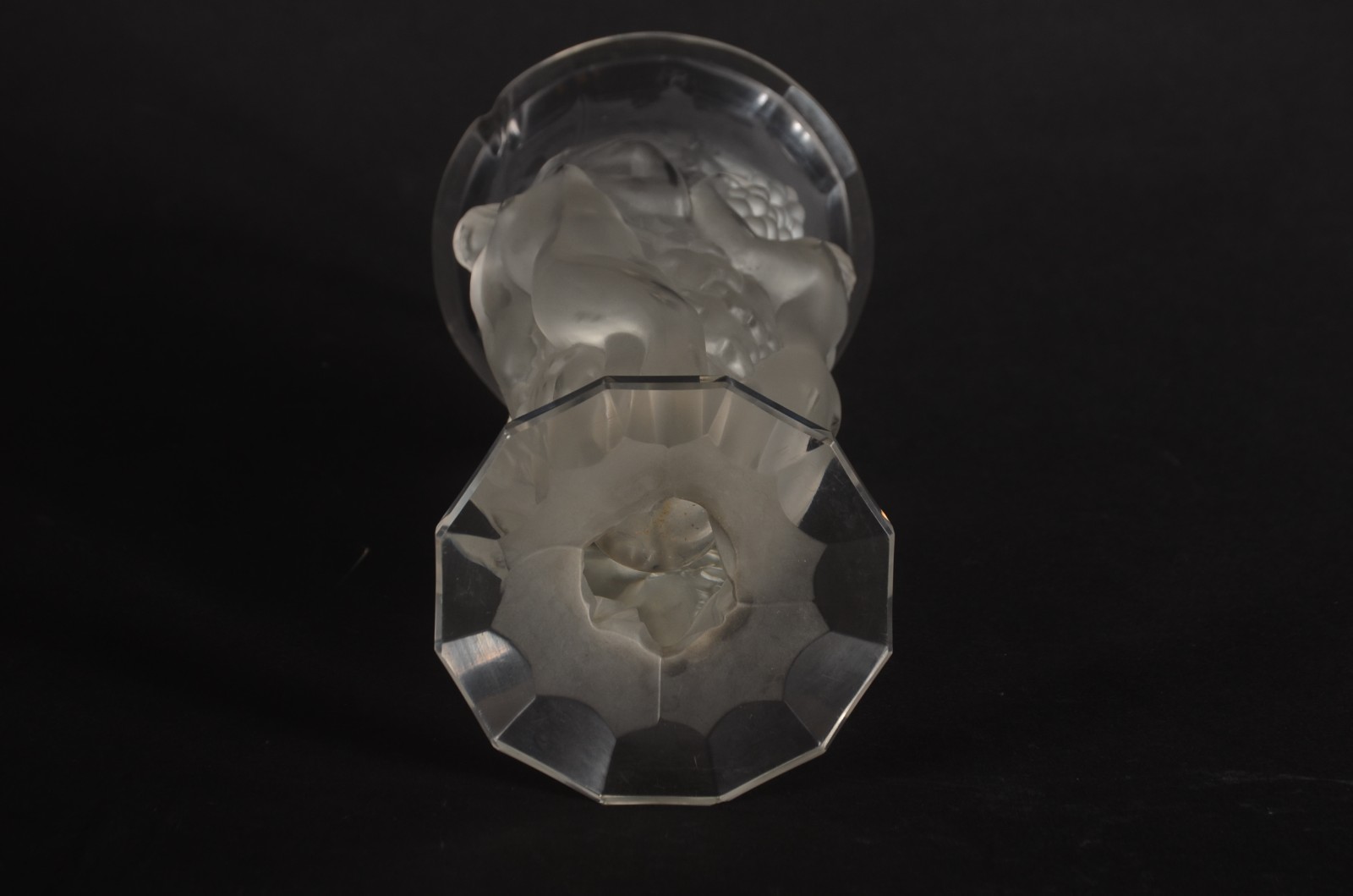 Vaso de cristal acetinado decorado com figuras femininas em relevo... - foto 8 de 8