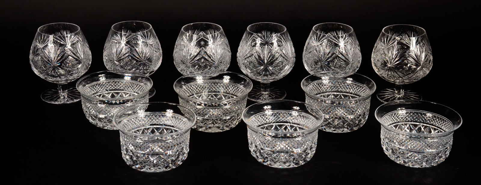 Diversas peças, sendo: Seis taças para cognac de cristal lapidado e 6... - foto 1 de 9