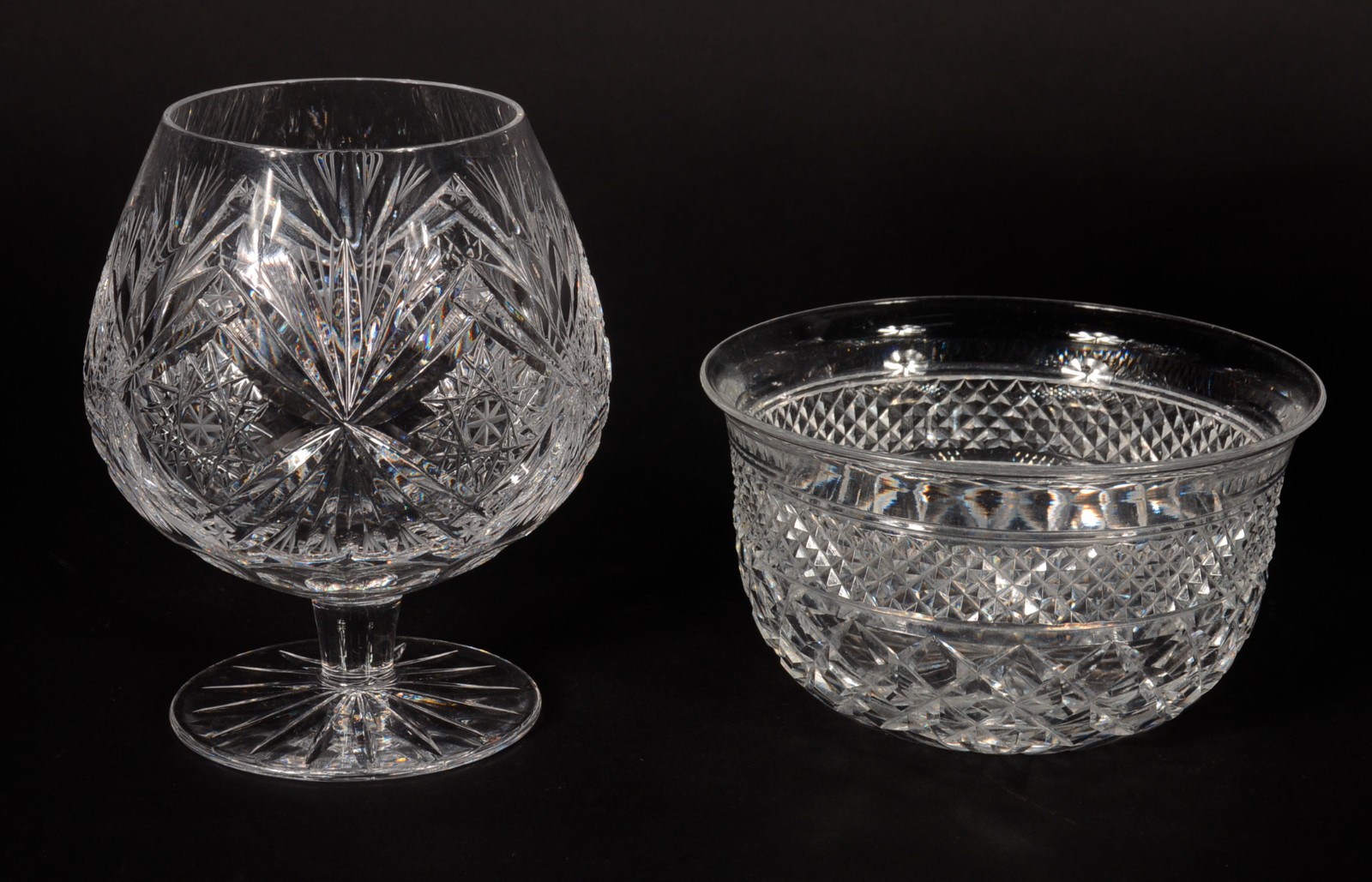 Diversas peças, sendo: Seis taças para cognac de cristal lapidado e 6... - foto 2 de 9