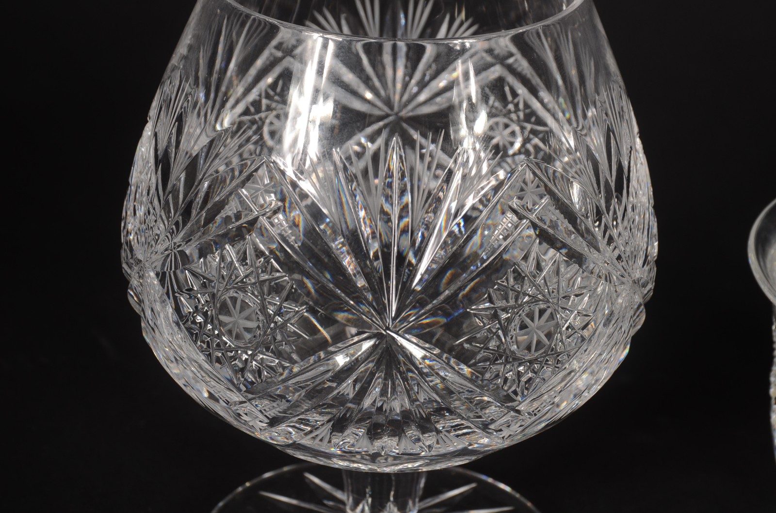 Diversas peças, sendo: Seis taças para cognac de cristal lapidado e 6... - foto 3 de 9