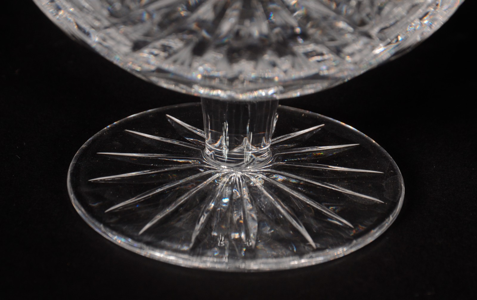 Diversas peças, sendo: Seis taças para cognac de cristal lapidado e 6... - foto 4 de 9
