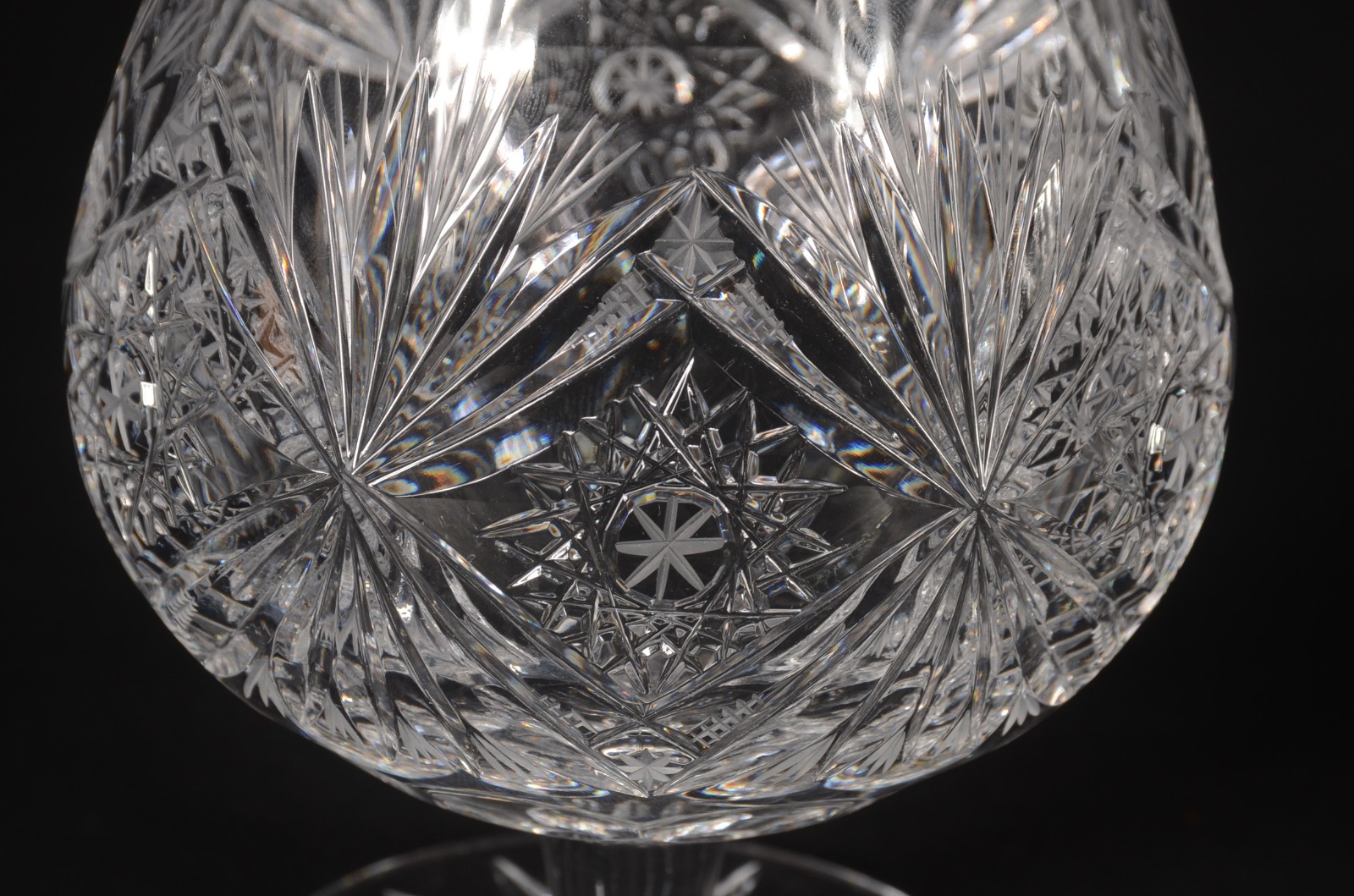Diversas peças, sendo: Seis taças para cognac de cristal lapidado e 6... - foto 7 de 9