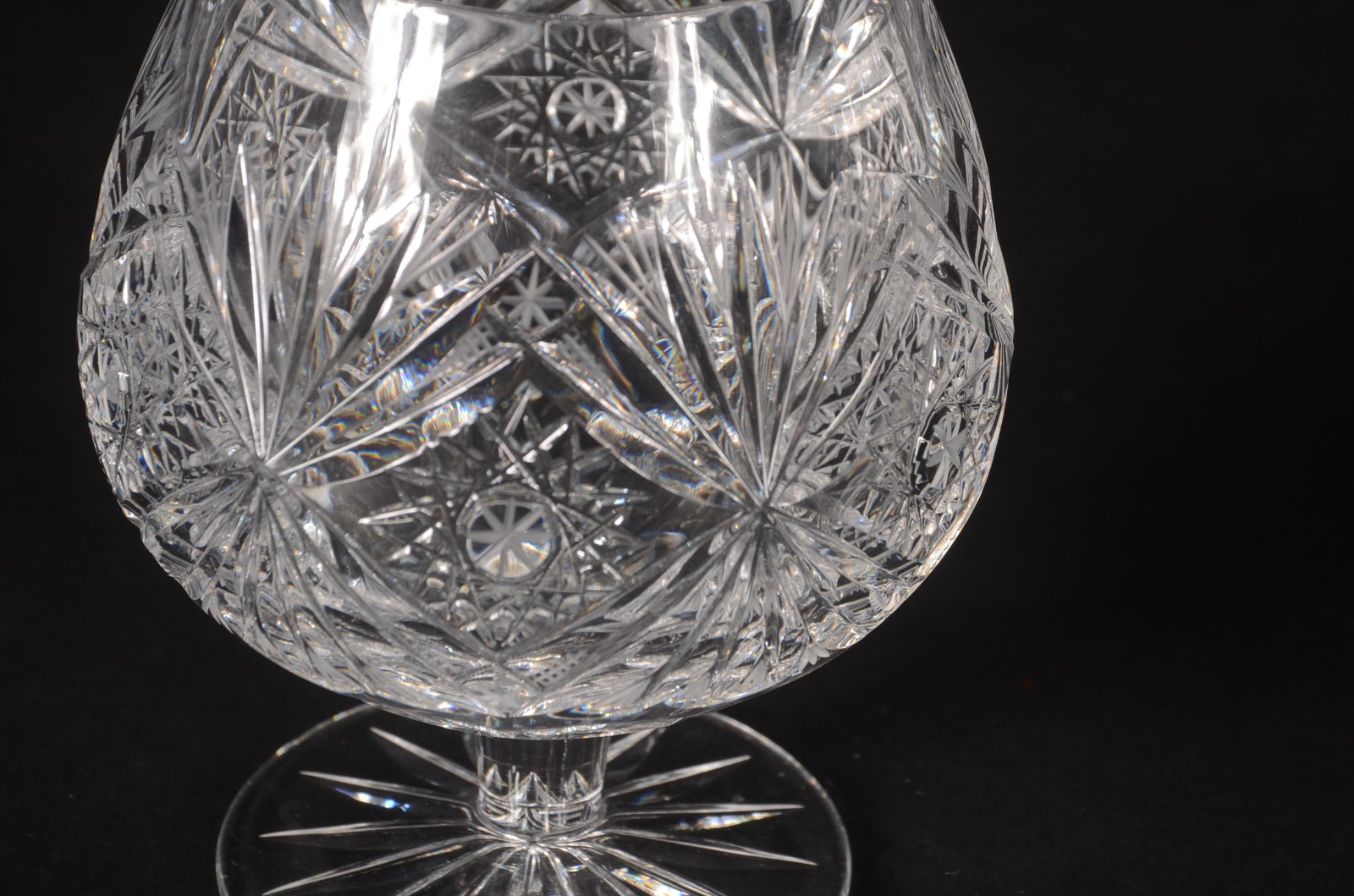 Diversas peças, sendo: Seis taças para cognac de cristal lapidado e 6... - foto 8 de 9