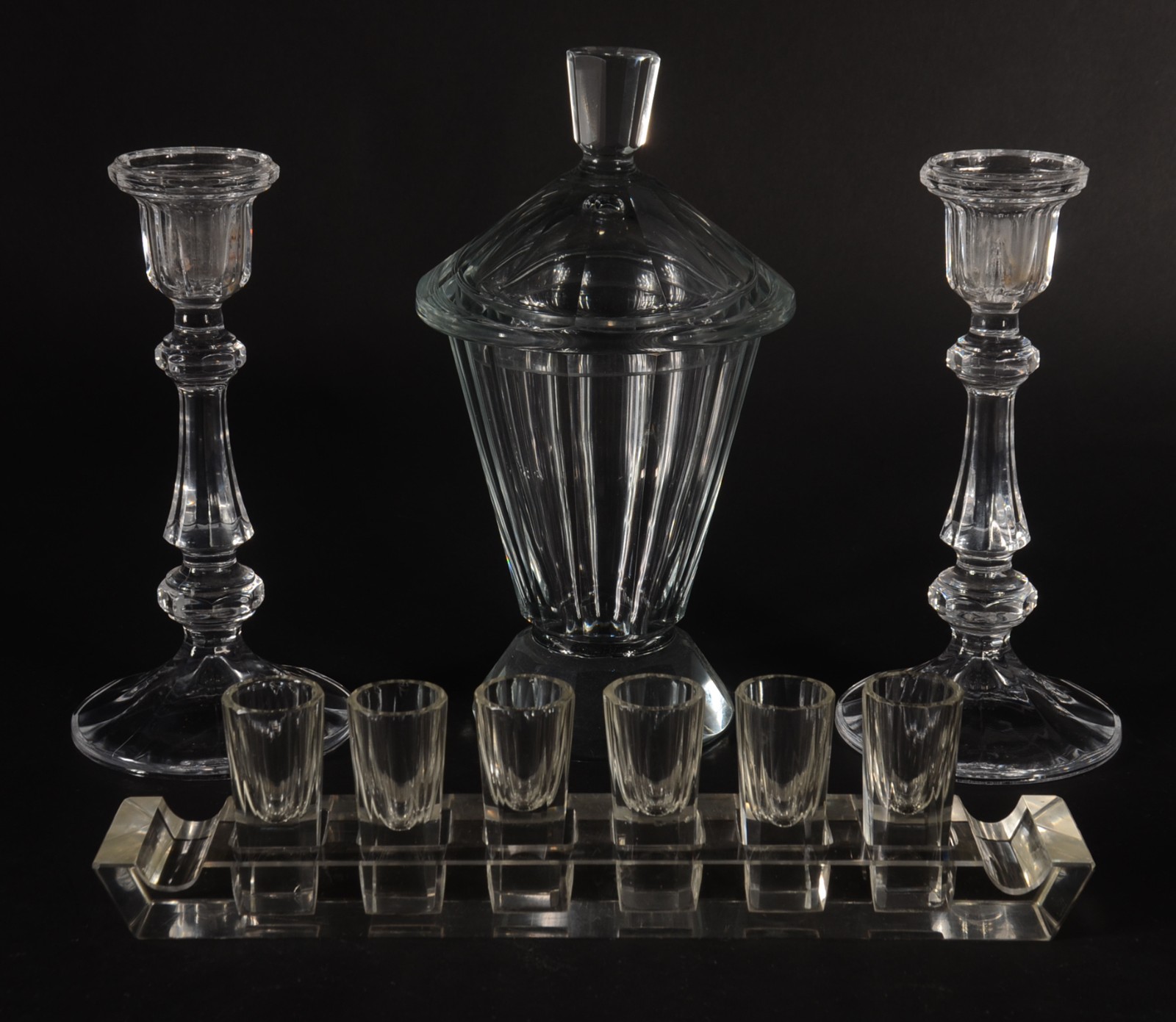 Diversas peças de cristal, sendo: 6 copinhos para licor com base... - foto 1 de 11