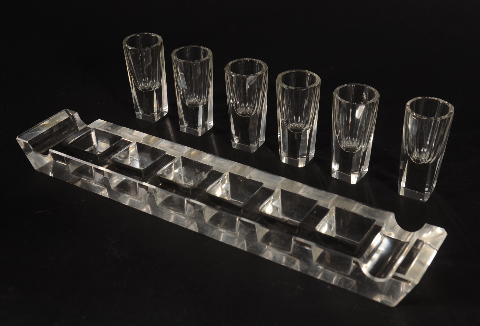 Diversas peças de cristal, sendo: 6 copinhos para licor com base... - foto 9 de 11