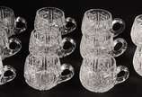 Conjunto de poncheira de cristal lapidado com 1... - Conjunto de poncheira de cristal lapidado com 11 taças (outra lapidação) e presentoir. Poncheira com mínimos bicados.