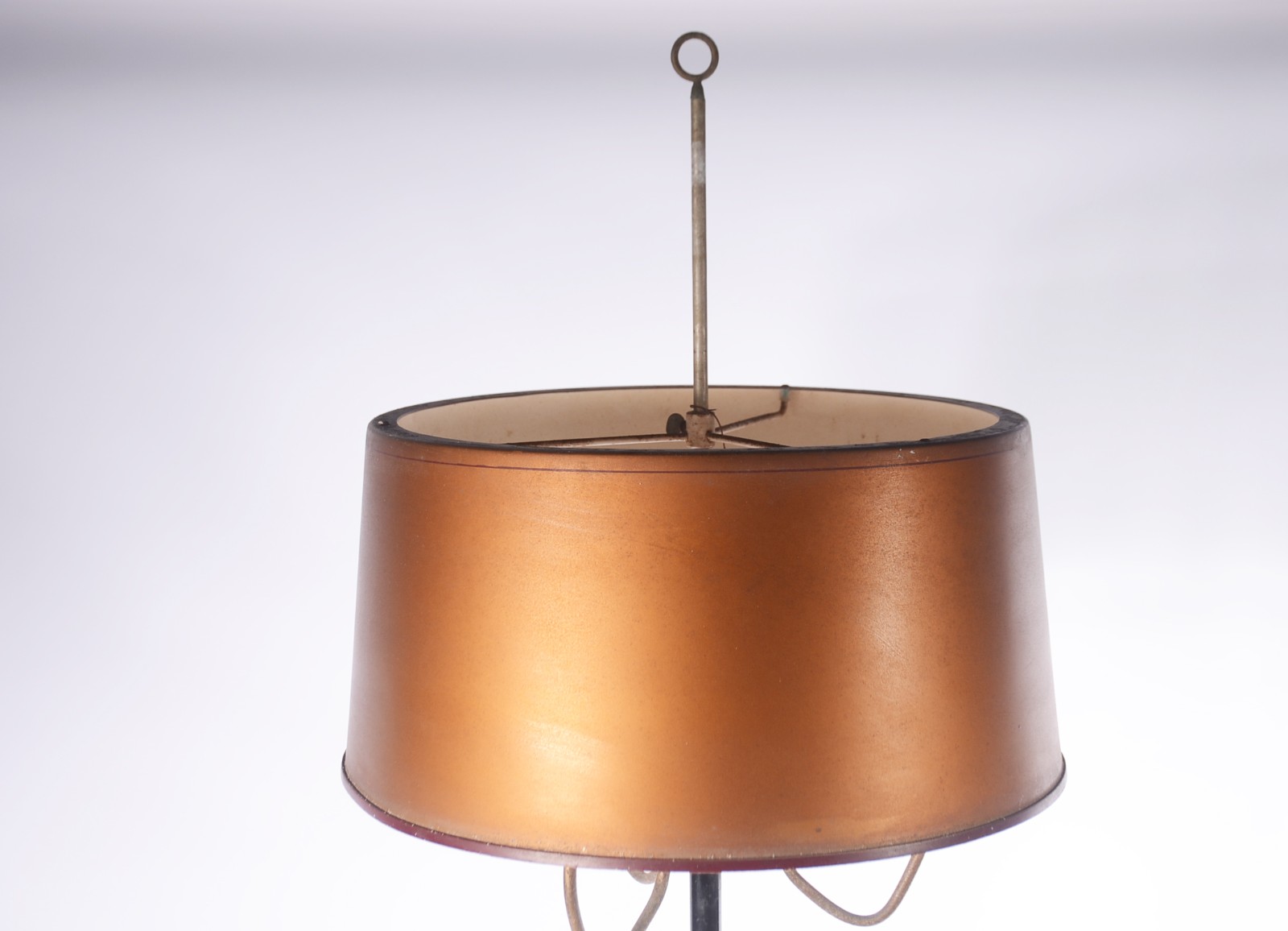 Abatjour de metal de pé com mesa acoplada. Oxidado. - foto 4 de 5